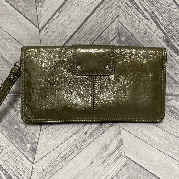 COACH PATENT WRISTLET BAG OLIVE COLOR MULTIPLE COMPARTMENTS - Picture 9 of 12